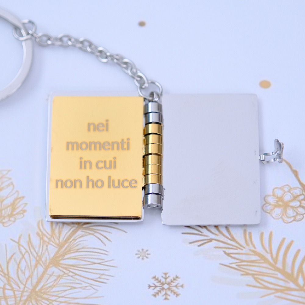 Portachiavi/Collana Book ~ Frase Canzone Piccola Stella (Sei la cosa più bella che indosso...)