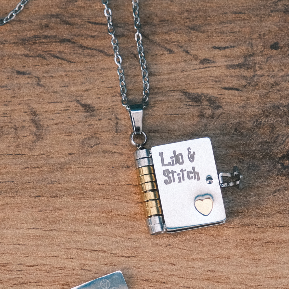 Portachiavi/Collana Book ~ Frase Lilo & Stitch (Ohana significa Famiglia...)