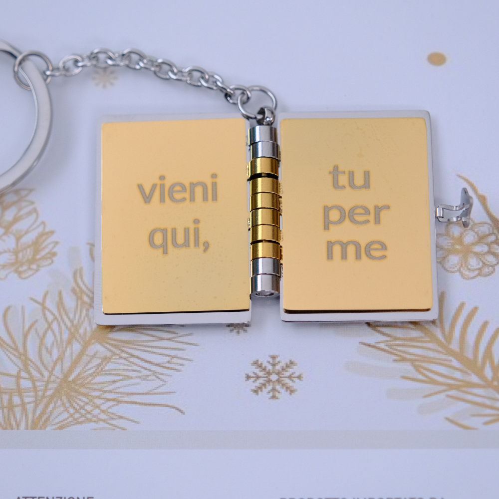 Portachiavi/Collana Book ~ Frase Canzone E... (E... vuoi da bere...)