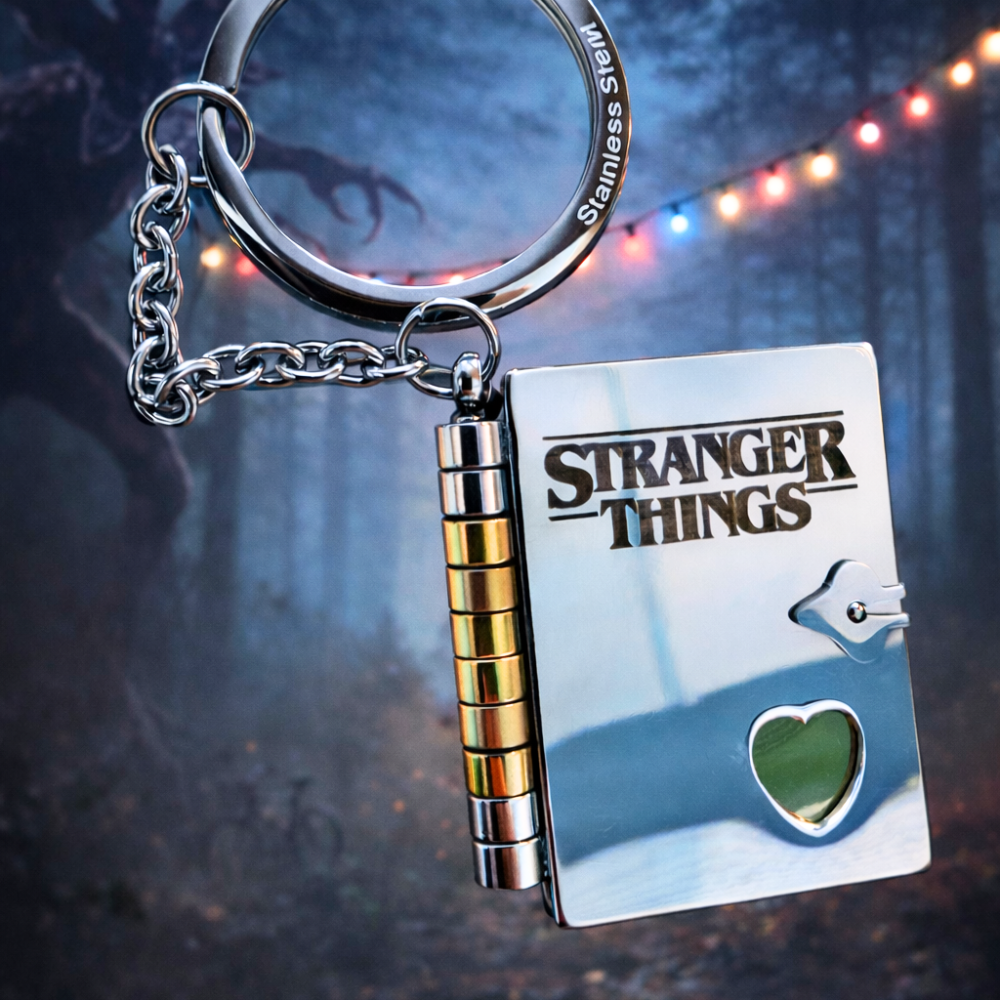 Stranger Things Fan Art ~ Portachiavi/Collana Book